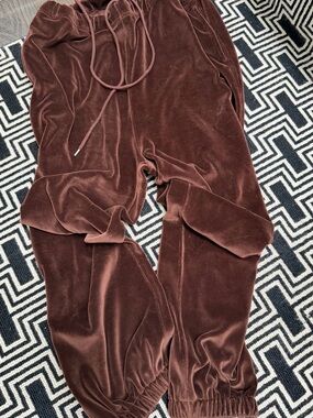 NILI LOTAN luxurious cotton Velvet Jogger Pants in Chocolate Brown